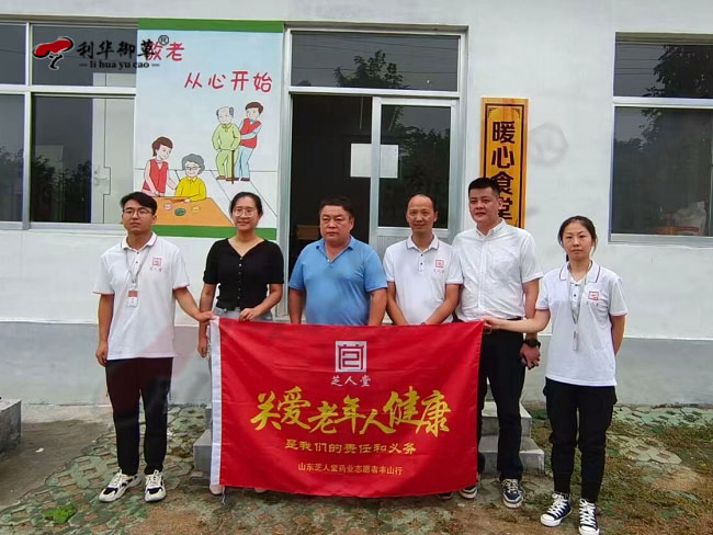 利華御草田總帶領(lǐng)志愿者看望豐山村軍人家屬