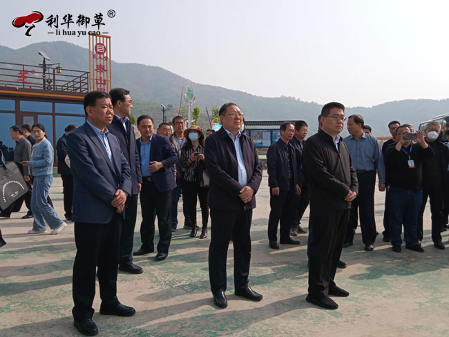 山東省百人林下經(jīng)濟(jì)現(xiàn)場觀摩團(tuán)蒞臨芝人堂靈芝谷調(diào)研