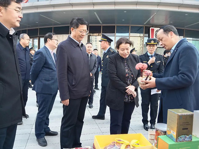 劉峰梅副市長及相關(guān)領(lǐng)導(dǎo)蒞臨芝人堂展位