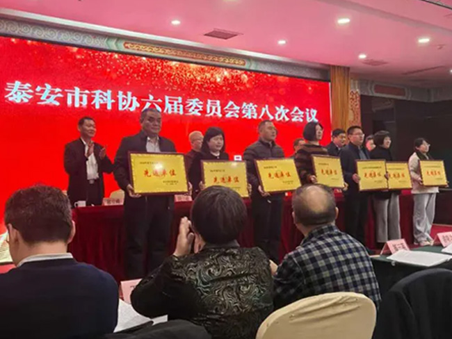 芝人堂董事長(zhǎng)田克贊在市科協(xié)全委會(huì)上作典型發(fā)言